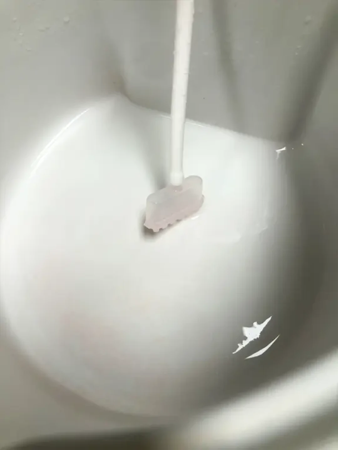 水碗那层滑膜不是水垢:看完全网翻车帖,我把材质、洗法和饮水机去留整理出来了