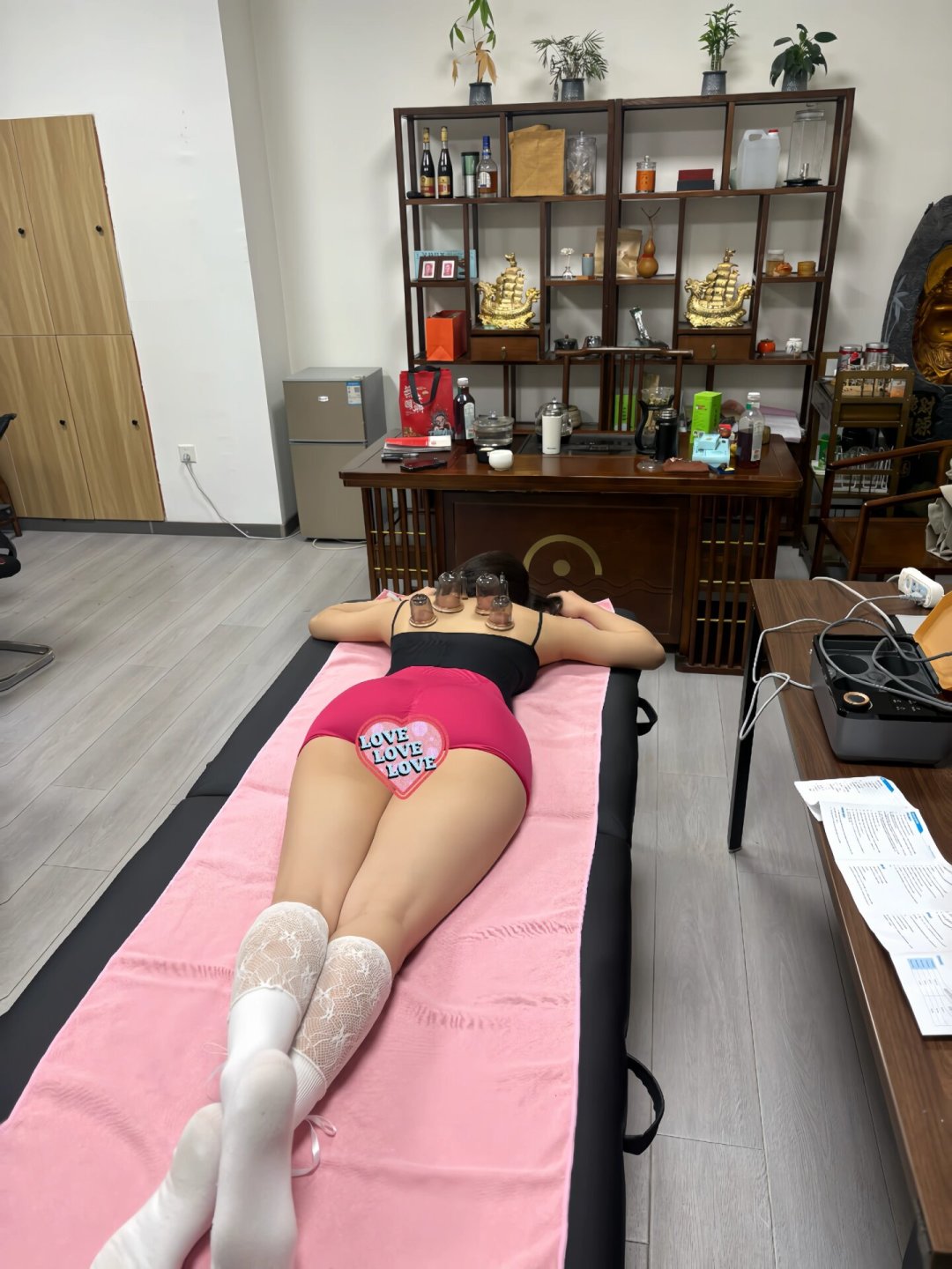 一边是烧伤获赔20万余元，一边是年轻人还在排队拔罐：拔罐到底有没有用，值不值得花钱？