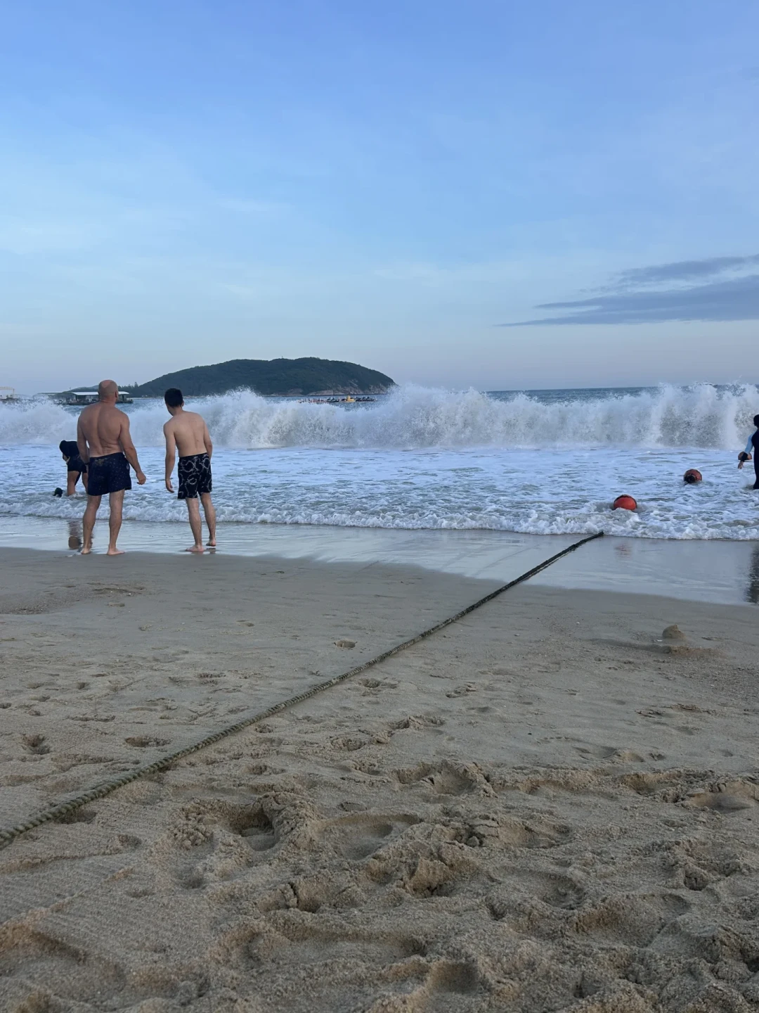 沙德尔今夜登陆浙闽沿海:别人躲台风,冲浪人在等浪,但台风浪不是抱块板就能下