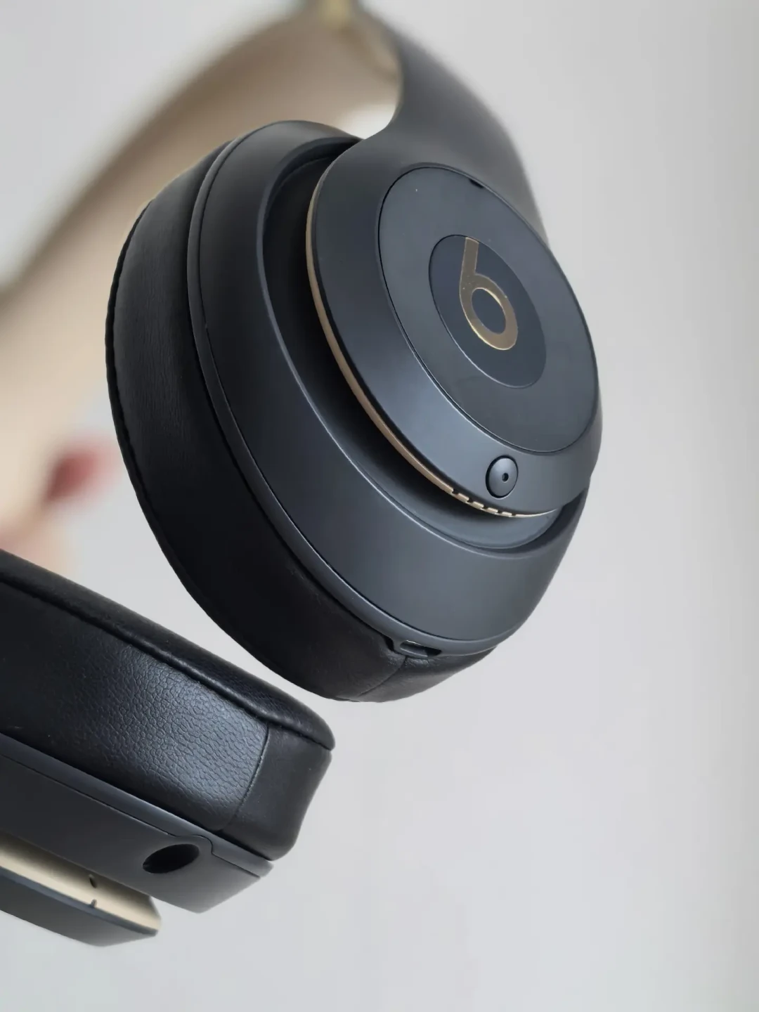 Beats 耳罩掉渣先别扔:DIY 30 元、送修、出掉、等新品,老 Beats 头戴的四条路都给你算好了