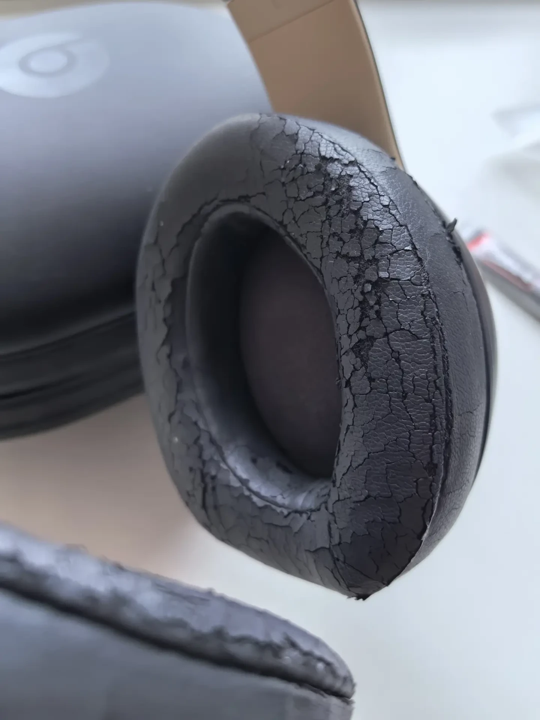 Beats 耳罩掉渣先别扔:DIY 30 元、送修、出掉、等新品,老 Beats 头戴的四条路都给你算好了
