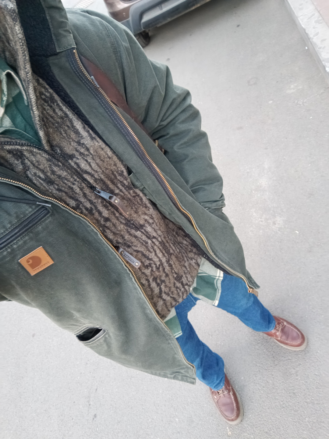 黑卡哈特泛红不是买到假货:落色的逻辑一次讲清,人工做旧的古着也教你看穿