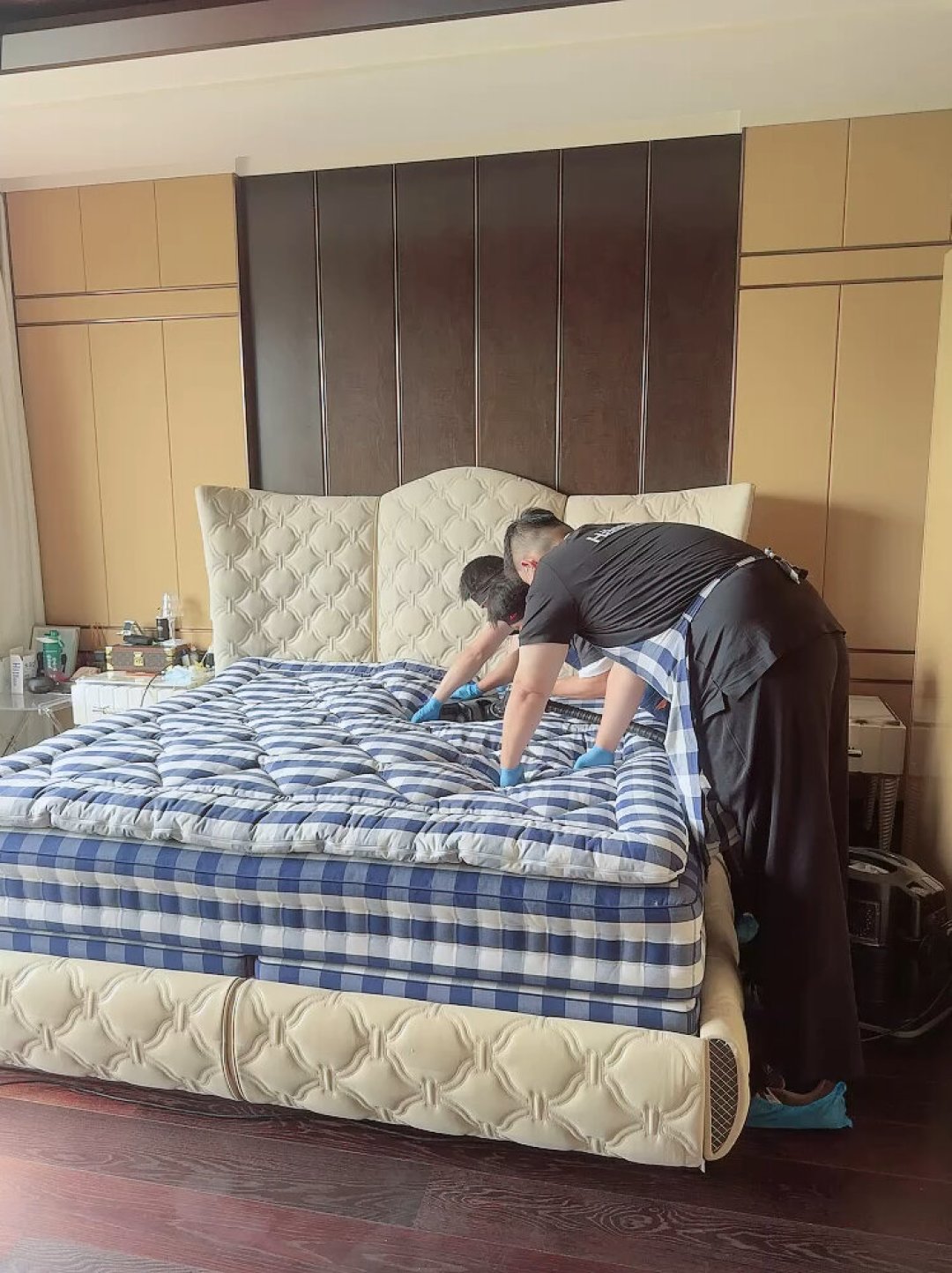 花几十万买的床垫要人来“按摩”？海丝腾这场保养争议，我把账算清了