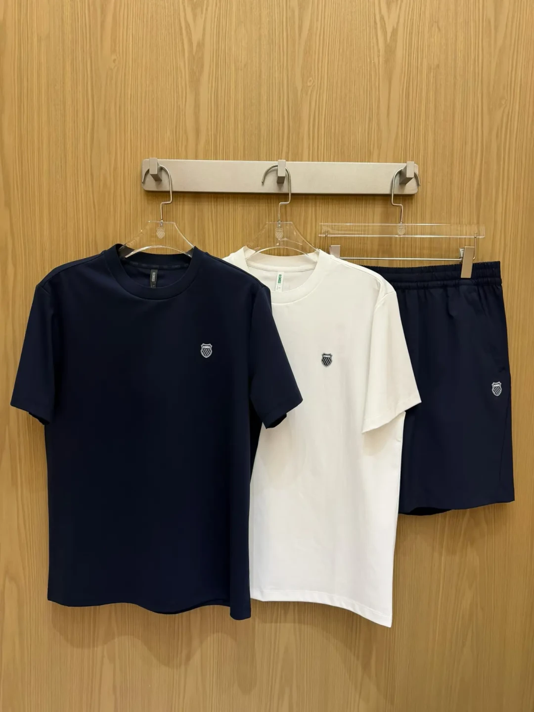 K·SWISS一周连打四张牌:THE FIVE限定、60周年典藏球拍、颈枕夹克回归,各适合谁