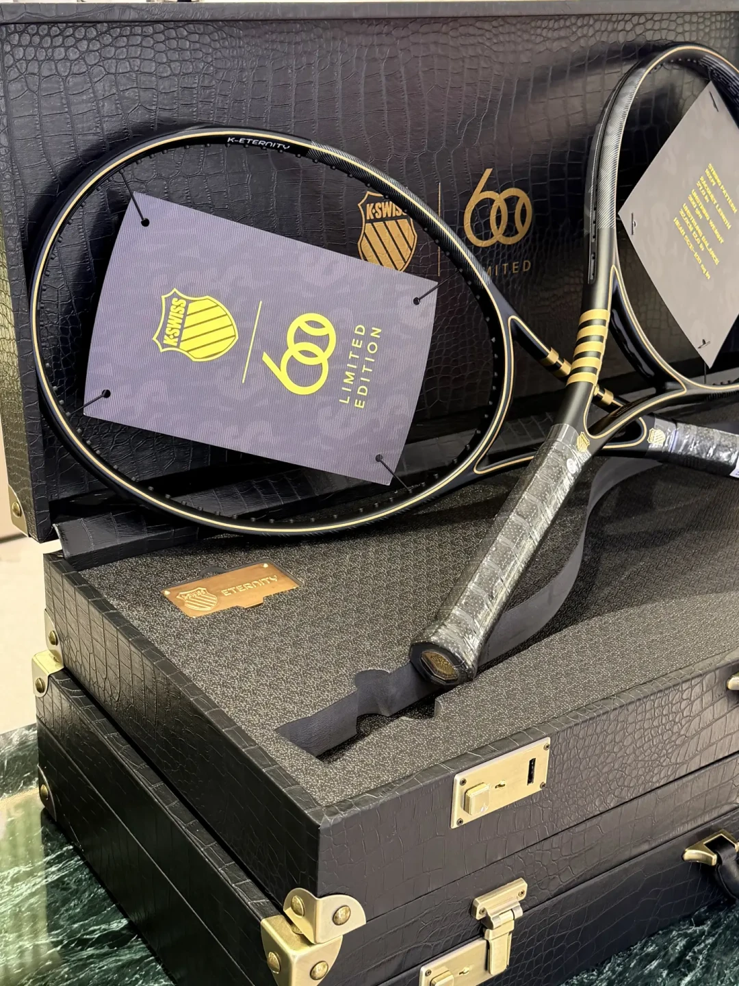 K·SWISS一周连打四张牌:THE FIVE限定、60周年典藏球拍、颈枕夹克回归,各适合谁