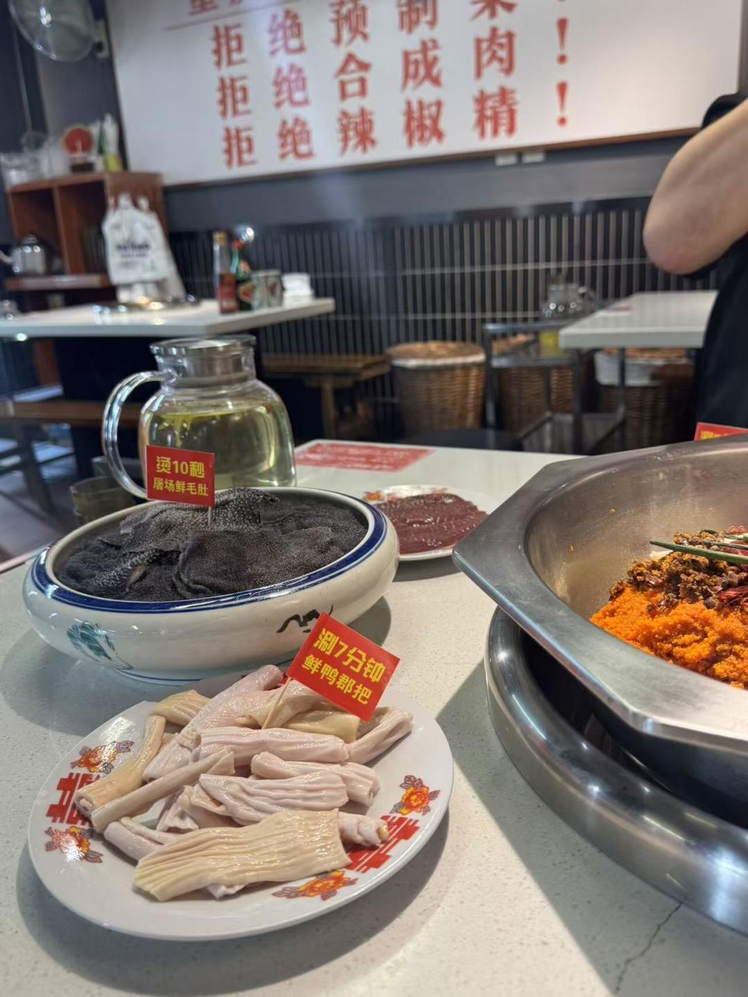 重庆人说“没有四川火锅”：我翻了全网大吵架，把川渝火锅的本质区别整理成4点，还教你怎么点单