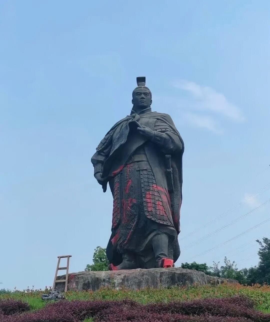 周瑜雕像被泼红漆,罗贯中来背锅?我把《三国志》《三国志平话》《三国演义》三个版本对比后,发现他其实帮了周瑜大忙