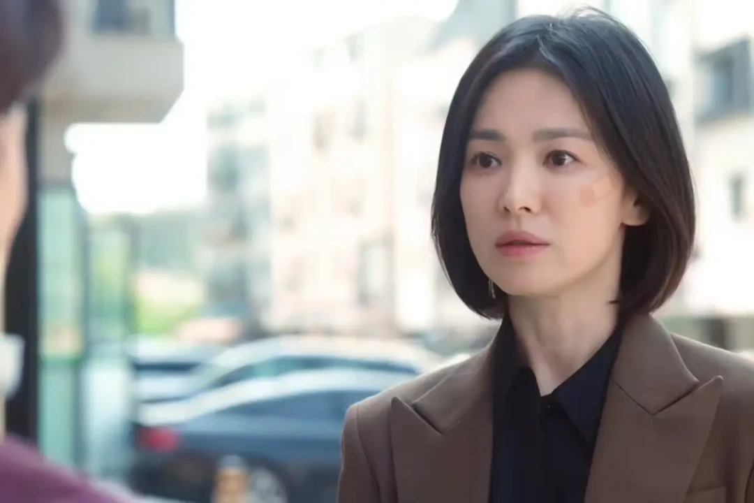 「冬天太冷,明年春天再死吧」:《黑暗荣耀》播完三年半,全网刷屏的为什么是这句