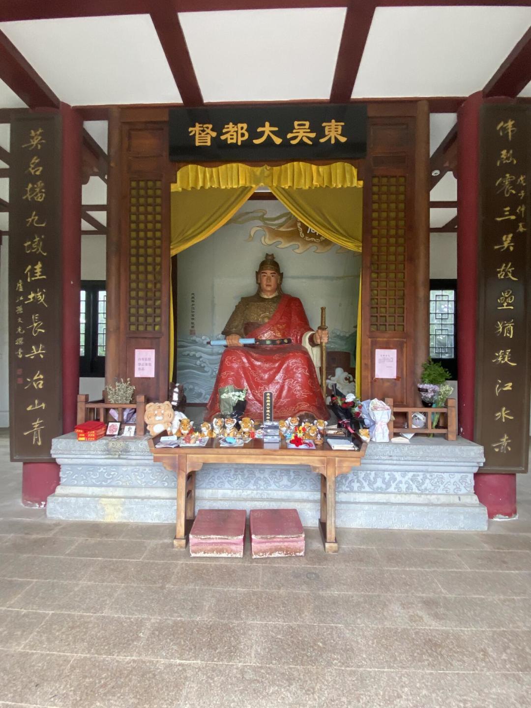 周瑜雕像被泼红漆,罗贯中来背锅?我把《三国志》《三国志平话》《三国演义》三个版本对比后,发现他其实帮了周瑜大忙