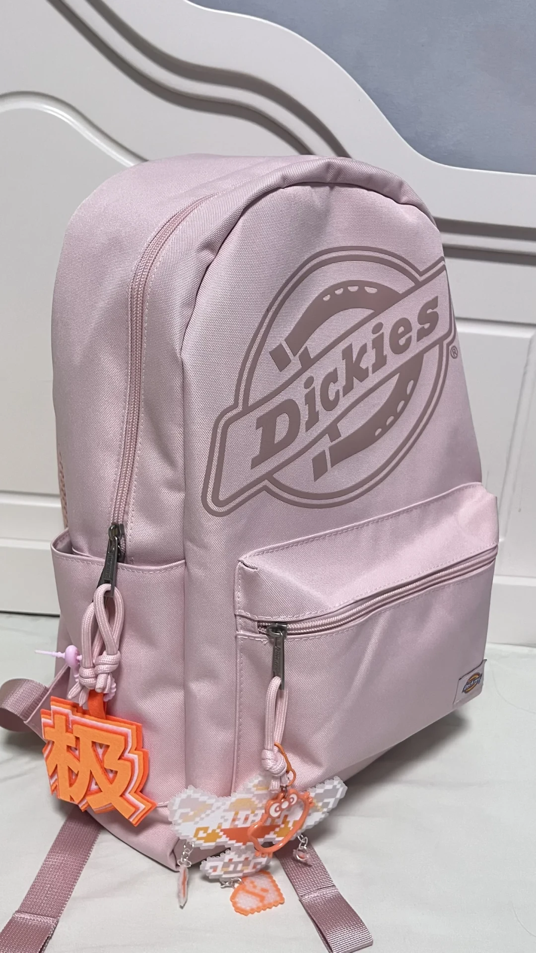 Dickies书包怎么成了开学标配?30块到90块差价背后:渠道、尺码、炸药包一次说清