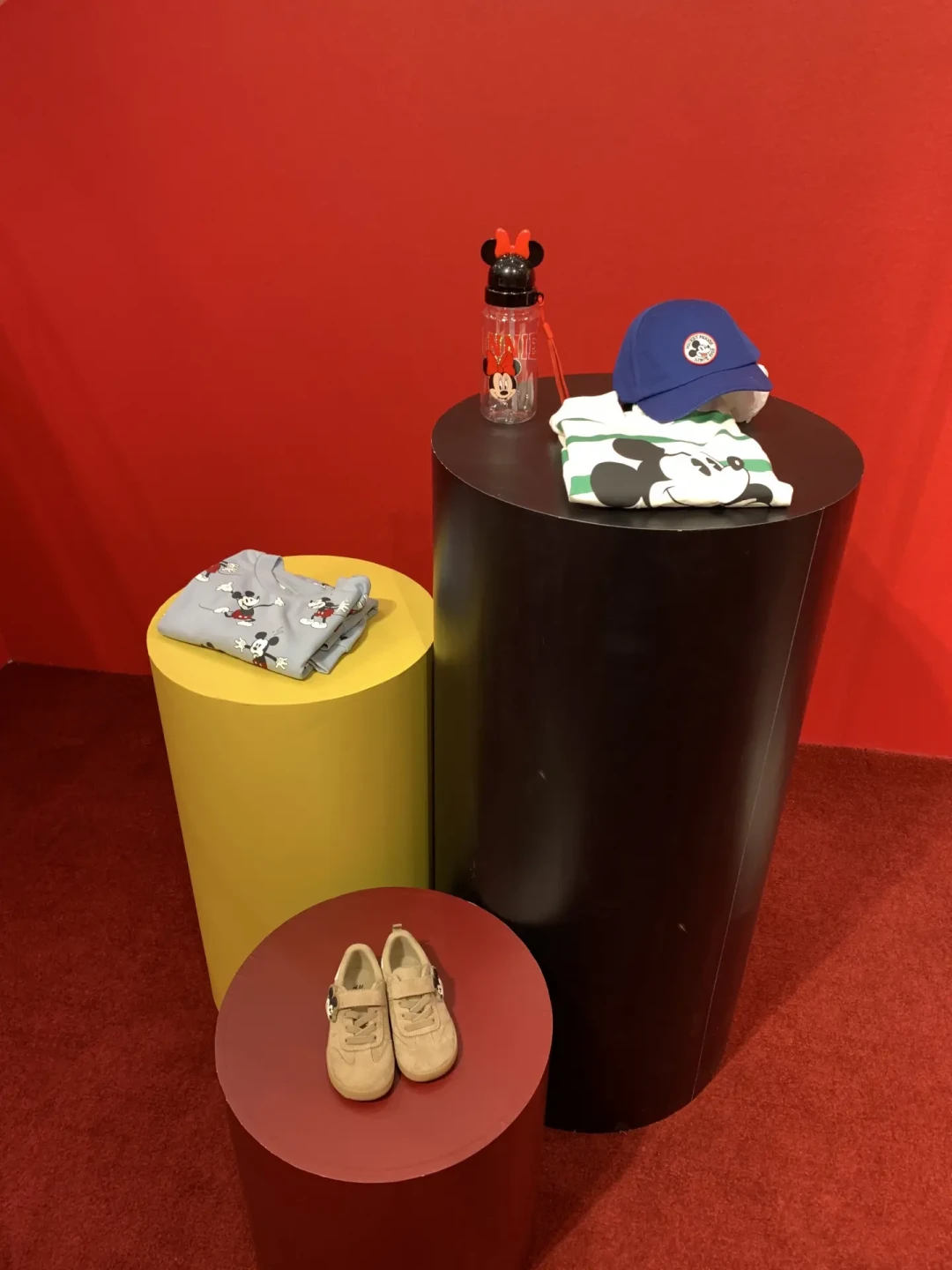 H&M把一整层楼改成了“米奇妙妙屋”:快闪开到10月10日,免费周边怎么领、坑在哪,一次说清