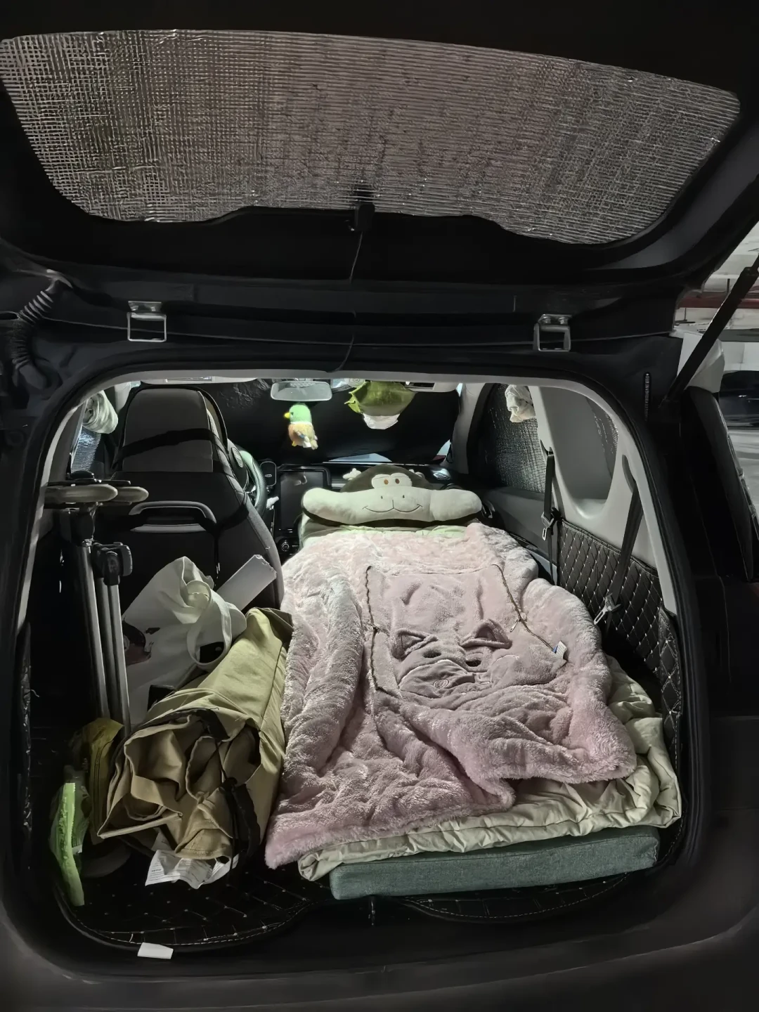 贴了隐私膜,夜里睡车上还是挡不住被看:翻了20多条车中泊遮光实测,这笔钱有15元、80元、270元三种花法