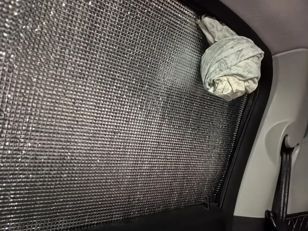 贴了隐私膜,夜里睡车上还是挡不住被看:翻了20多条车中泊遮光实测,这笔钱有15元、80元、270元三种花法