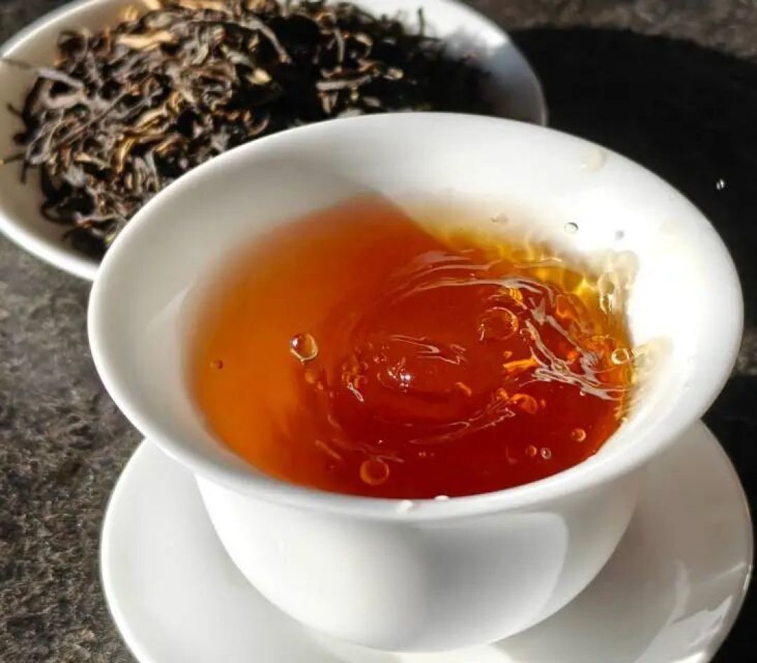 受潮≠发霉:8月底的老茶体检,3种能救1种直接扔,最致命的错招是晒太阳
