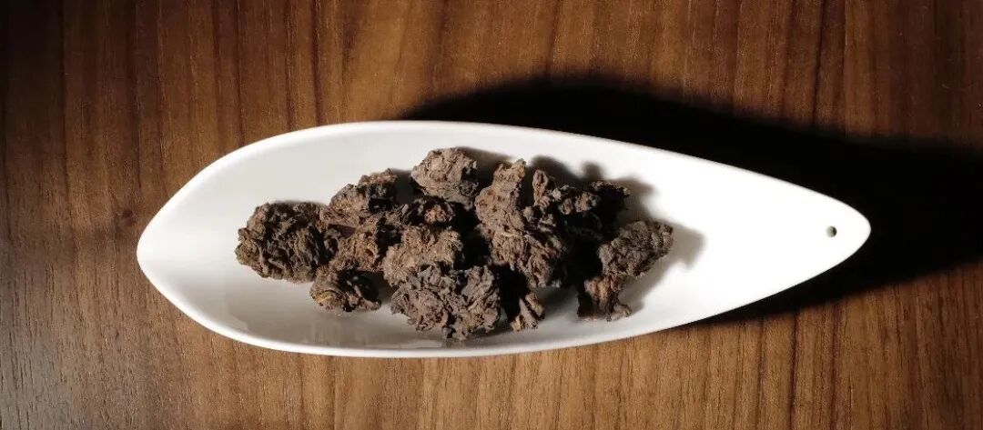 受潮≠发霉:8月底的老茶体检,3种能救1种直接扔,最致命的错招是晒太阳