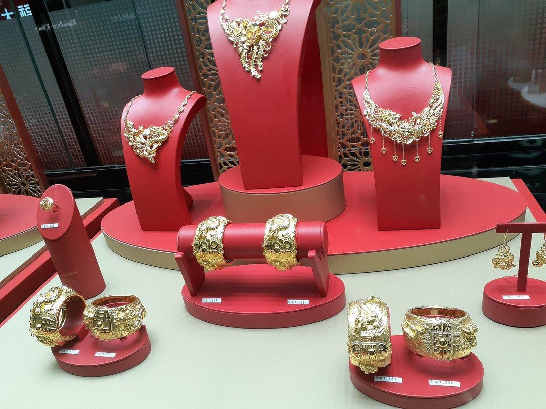金价创三个月新高，金店挤满卖金人：攒金人变现，到底能卖多少钱