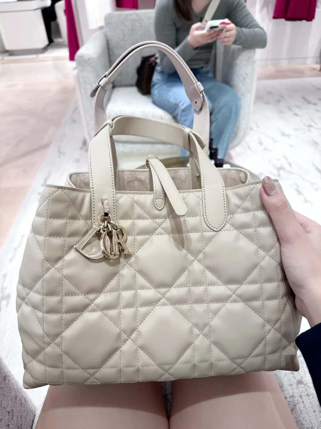Dior夺榜首、Goyard冲进前四：今年秋天hobo包霸榜，但买之前先搞懂这5个