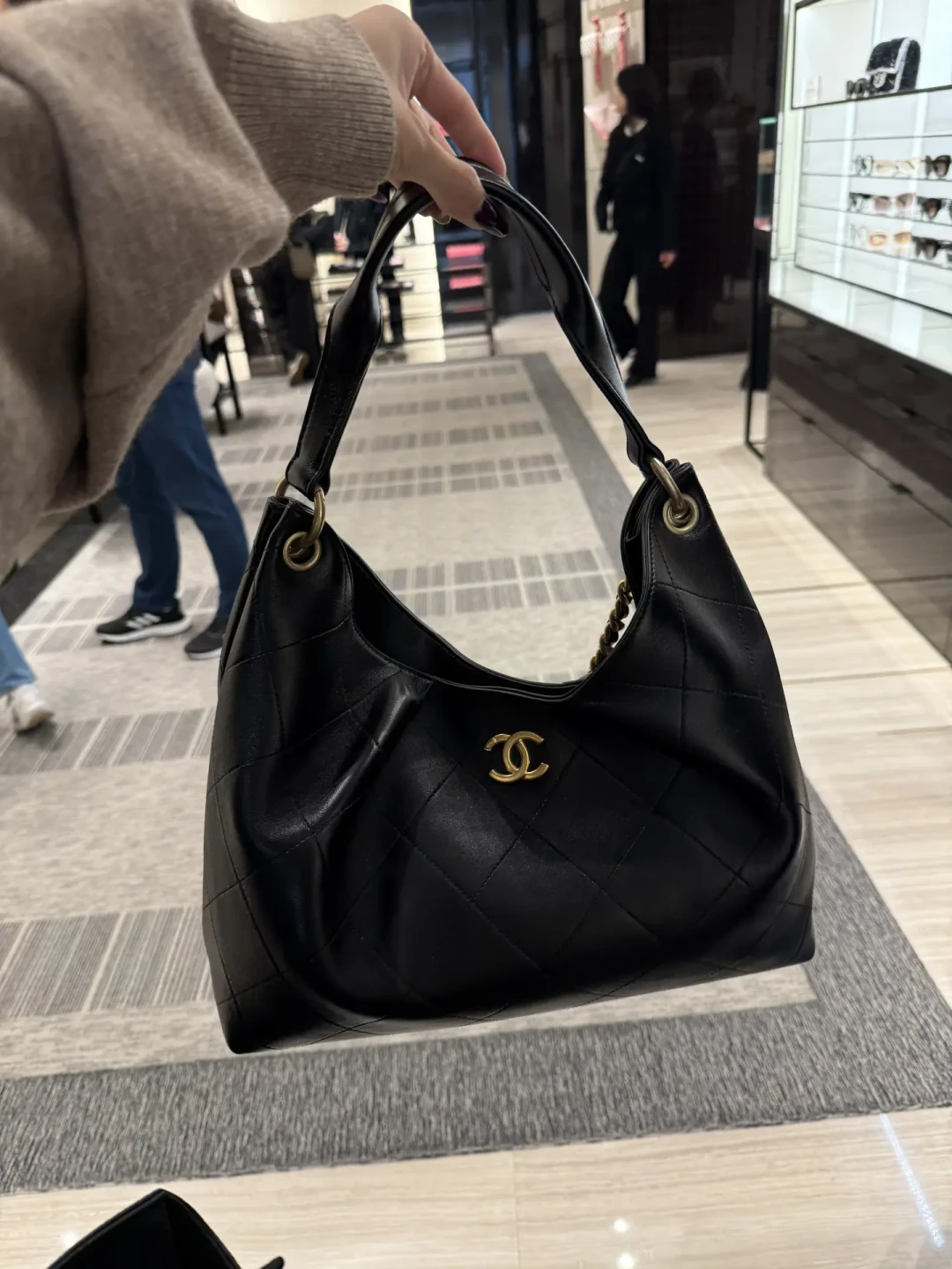 Dior夺榜首、Goyard冲进前四：今年秋天hobo包霸榜，但买之前先搞懂这5个