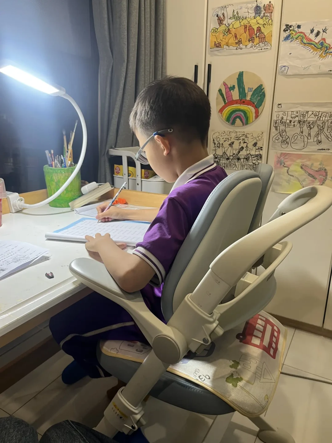 学习椅太小、成人椅太大:开学前,把135-165cm孩子选椅这件事一次说清