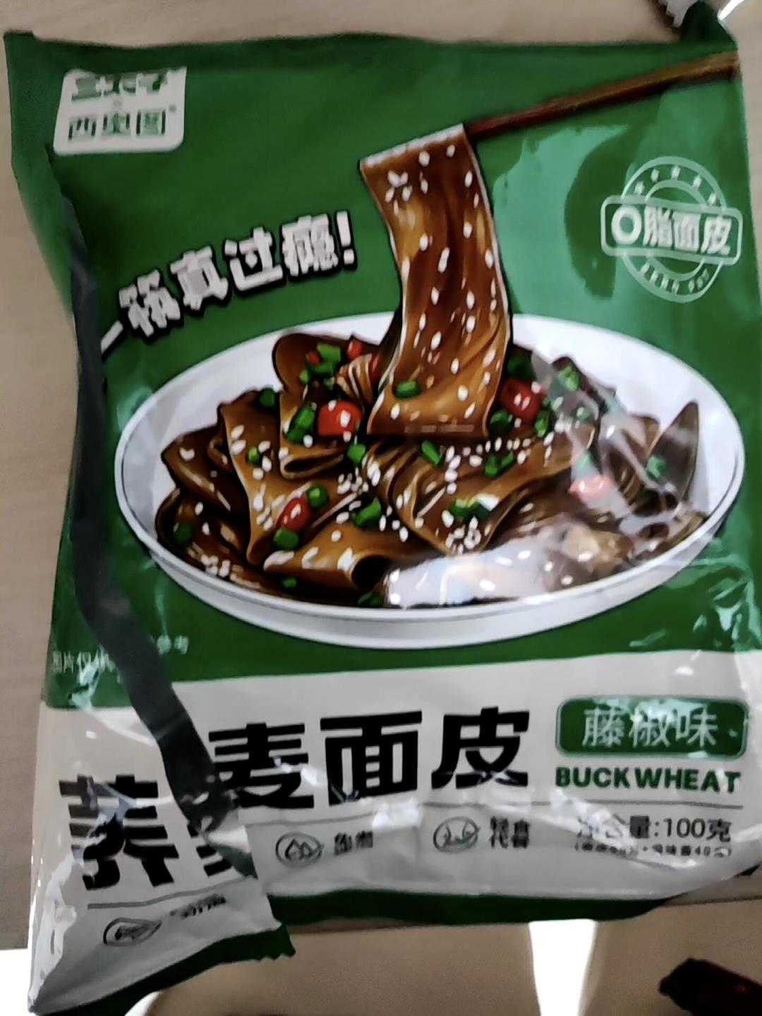 三太子把凉皮端上火车,6万赞视频评论区却吵翻了:这碗两块多的即食凉皮,到底值不值得囤?