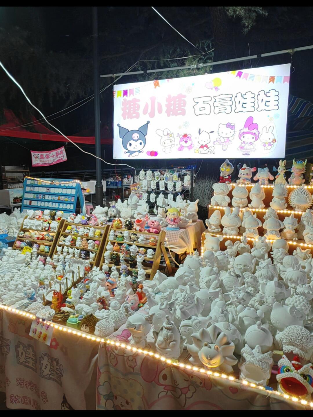 暑假余额不足,「日入800」的石膏娃娃摆摊,真实摊主帮你算了笔账