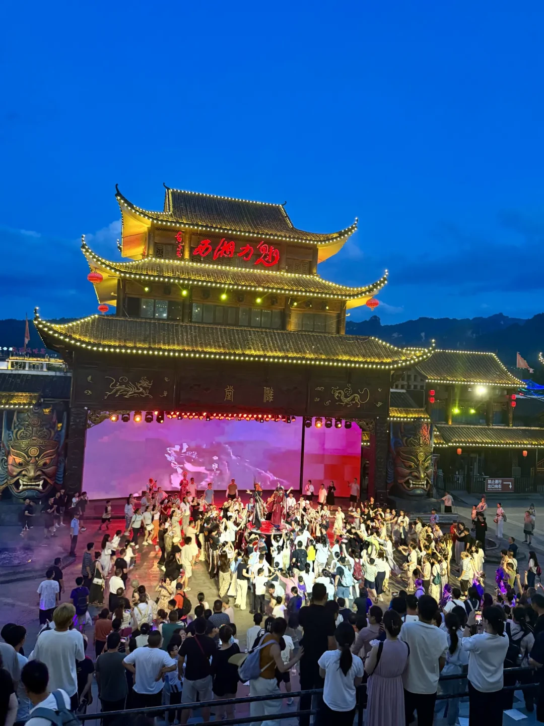 花最贵的票,可能坐进“另类遮挡位”:《魅力湘西》中元节场前,这份选座避坑指南请收好