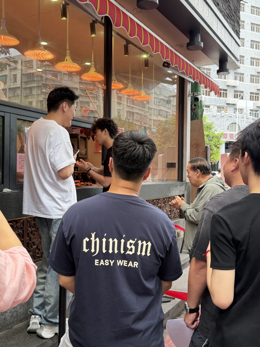 “郑则仕汕头排队买卤鹅”刷屏?同一篇文被转了六遍,背后真正的故事没人讲