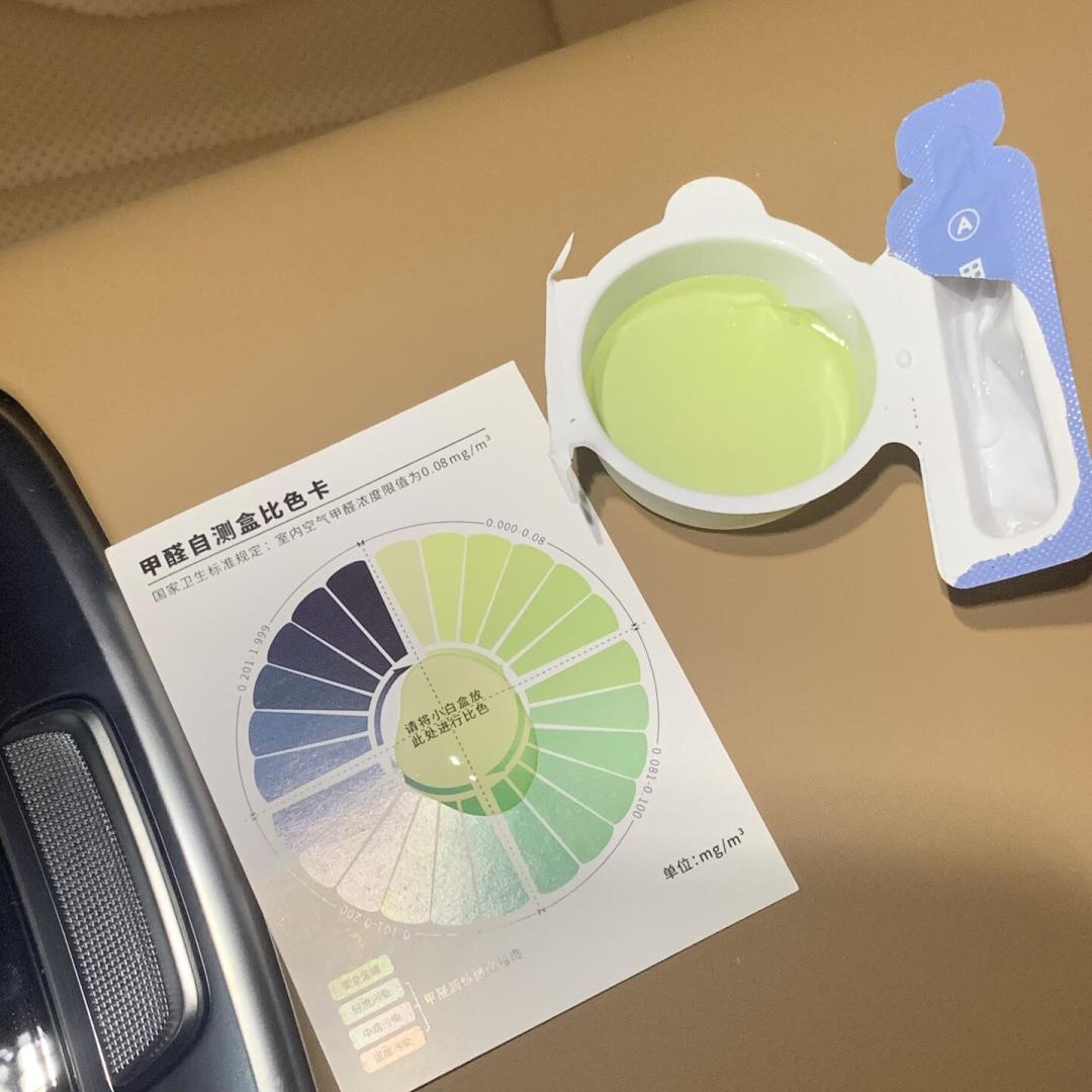 暴晒后车内甲醛可能翻数倍:炭包、净化盒先别急着买,翻完4个平台300多条素材,真正有用的是0元那一派