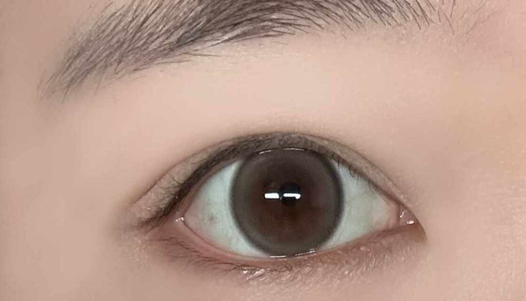 定轴高光美瞳被疯狂避雷,却也在疯狂卖爆:我把1300条评论看完,帮你把真实风险理清楚了