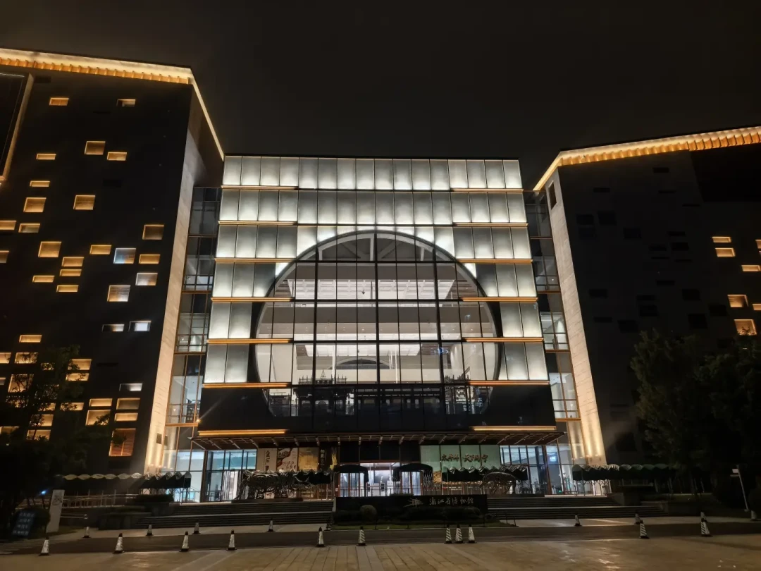 今年夏天第三次被台风闭馆:明天杭州全市博物馆都关了,约了《夜宴图》和兽首的,票务怎么处理、什么时候复开,我都核好了