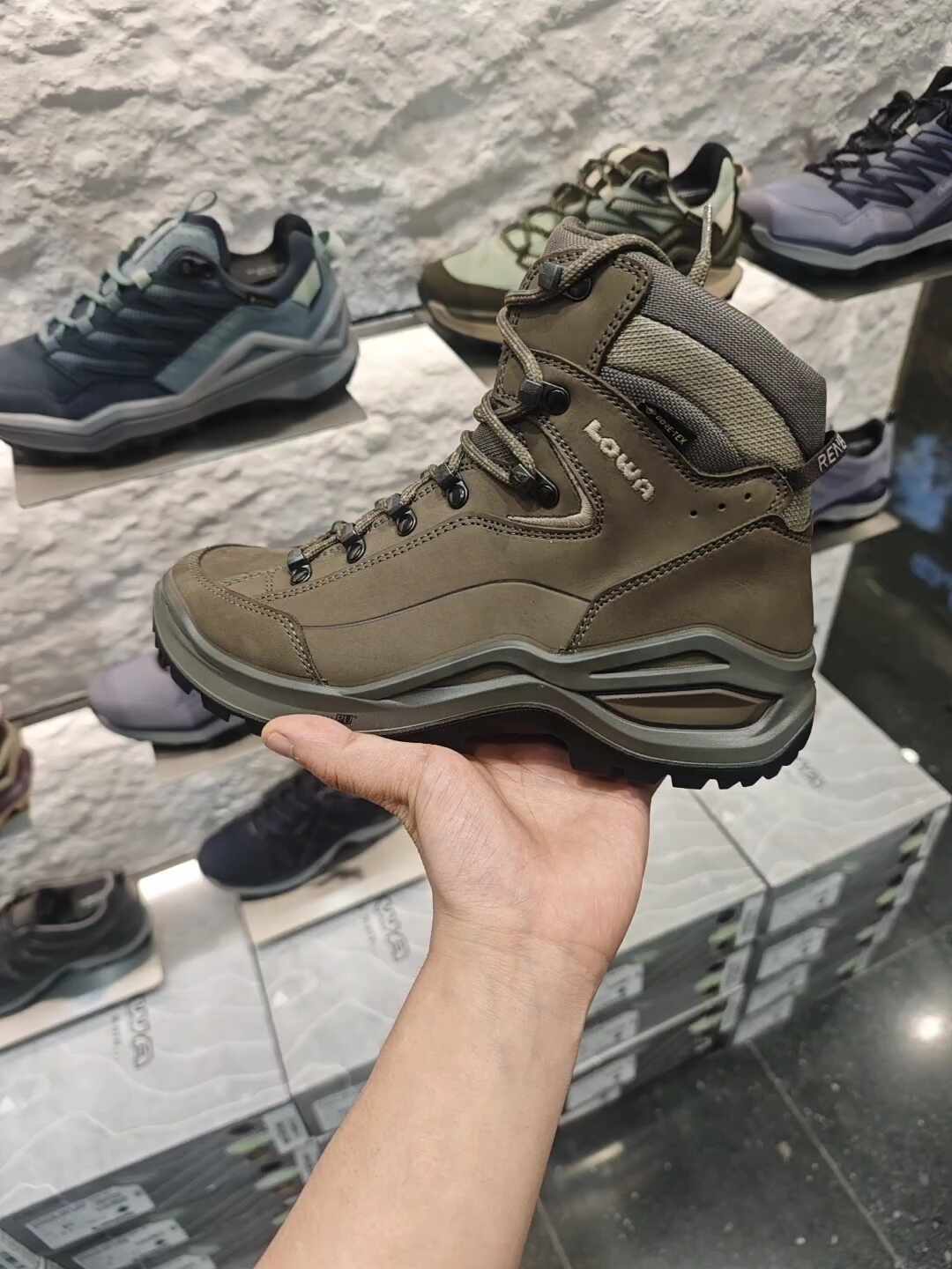 上脚即合脚,还是越穿越合脚?SCARPA冈仁波齐对上LOWA逆行者,下单前先答这3个问题