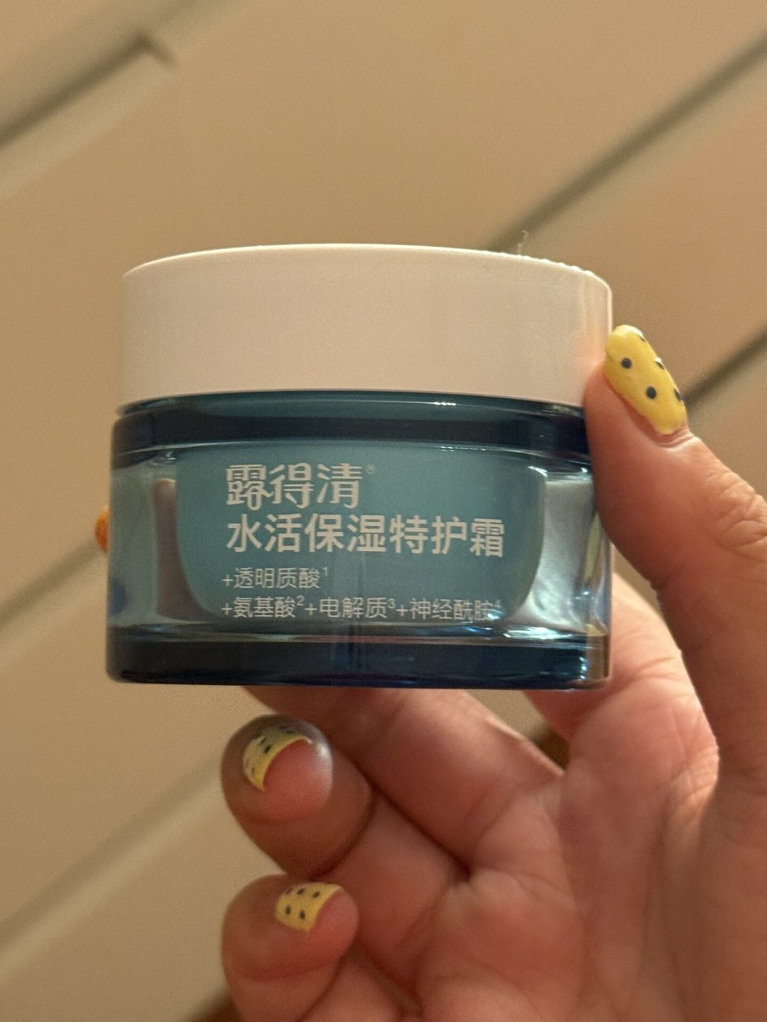露得清水活特护霜刷屏“救起皮”,但种草帖里广告不少:北美卖了10年的蓝罐子刚进中国,值不值189元先看这4件事