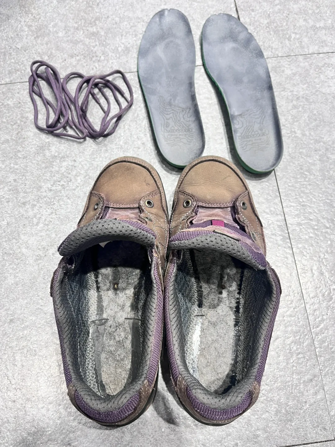 穿LOWA蹚了一夏天雨,长线前该给它做个体检了:洗、喷、存的三大争议,我翻完实测和官方说明一次说清