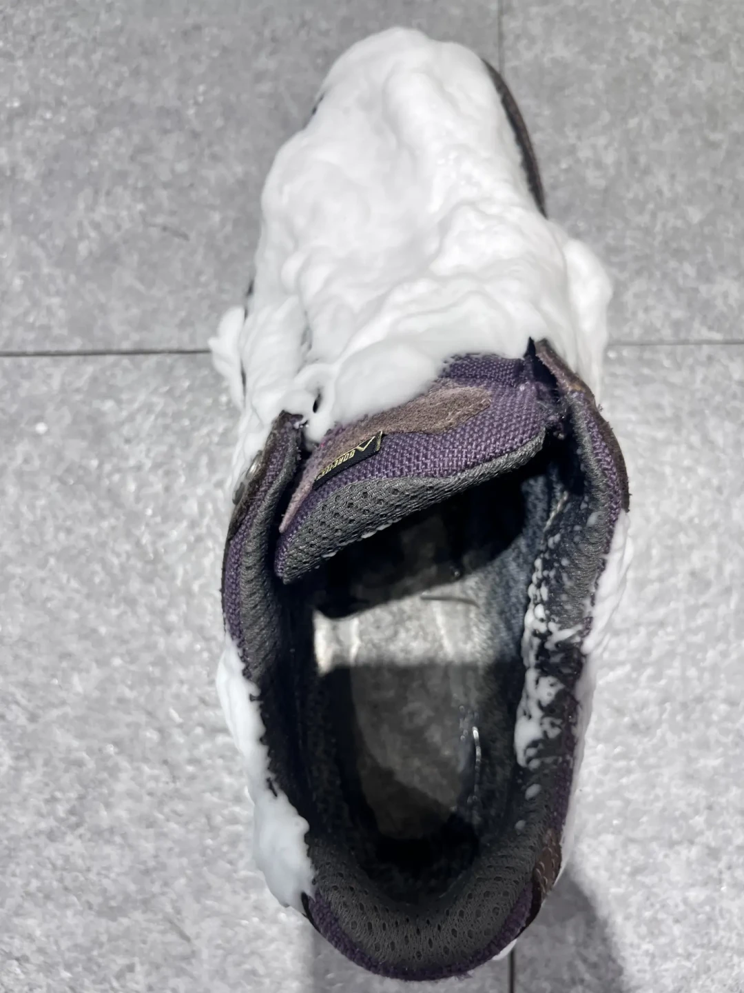 穿LOWA蹚了一夏天雨,长线前该给它做个体检了:洗、喷、存的三大争议,我翻完实测和官方说明一次说清