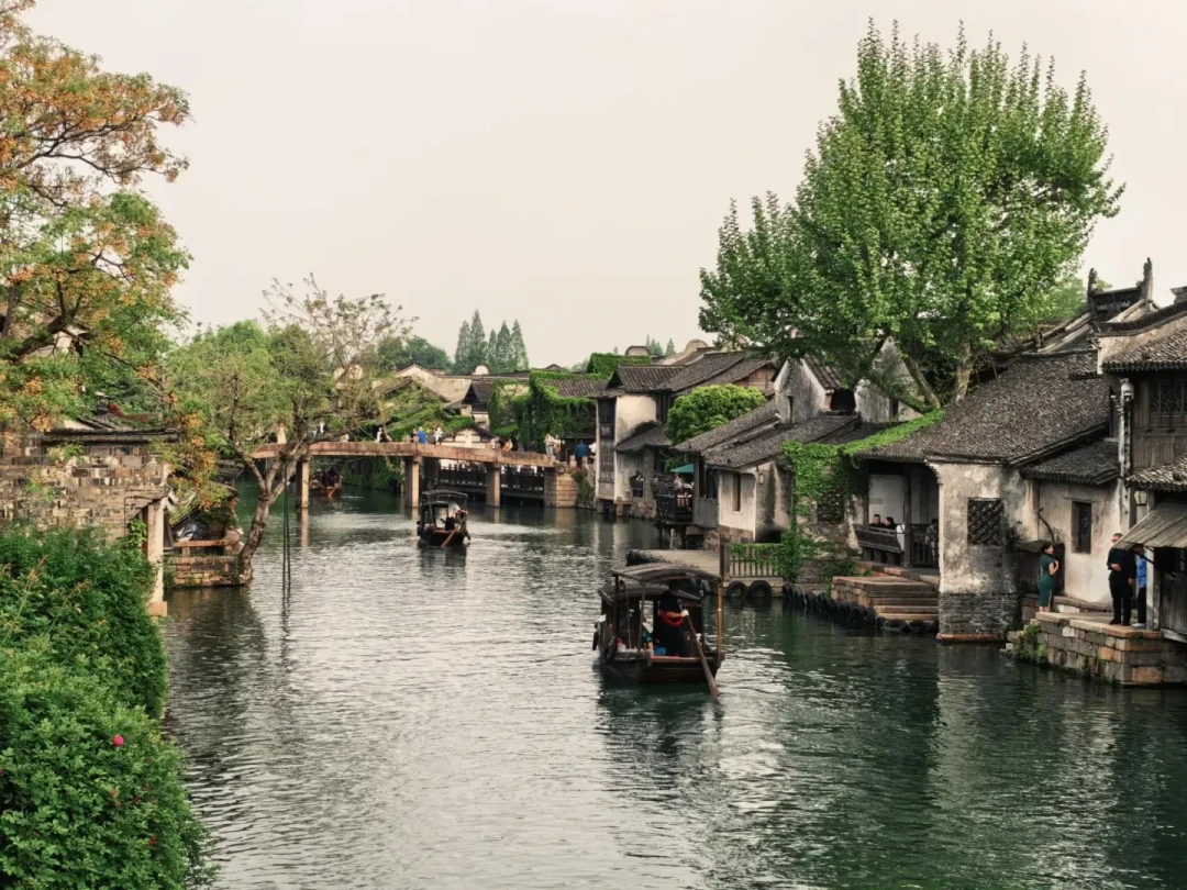 去乌镇戏剧节,先把往返的账算清:上海直达大巴55元,杭州40多元,还有一条刚开通的新线路