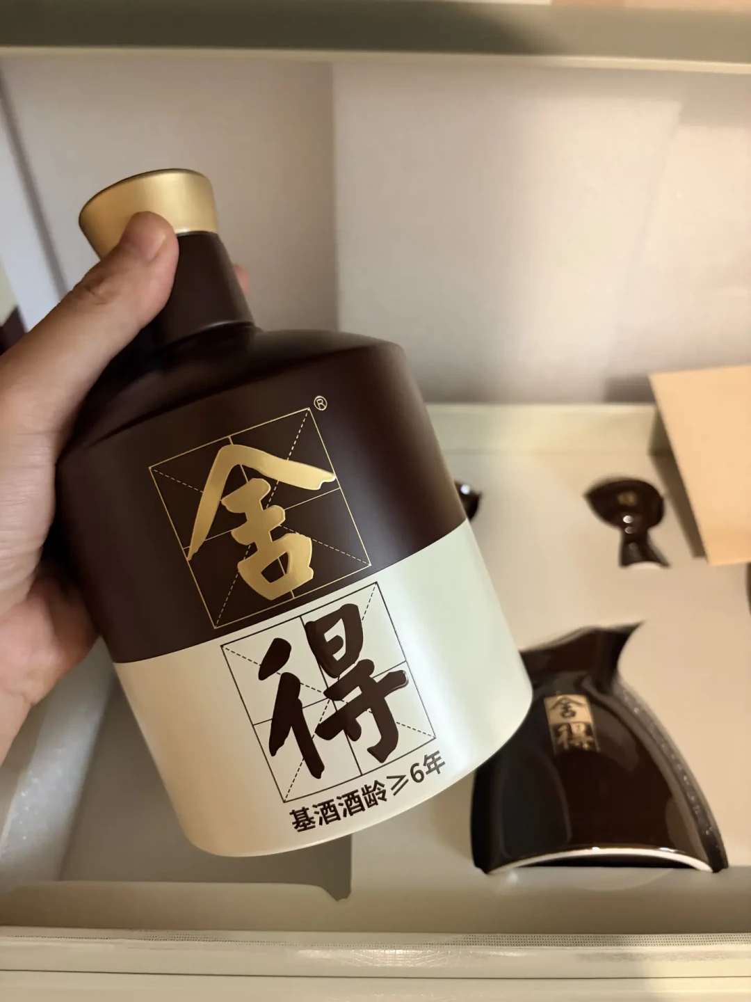 次高端白酒中报交卷:迎驾靠费用换增长、口子窖腰斩、舍得Q2转亏,100-500元这档酒,中秋该买谁等谁,中报里都写了