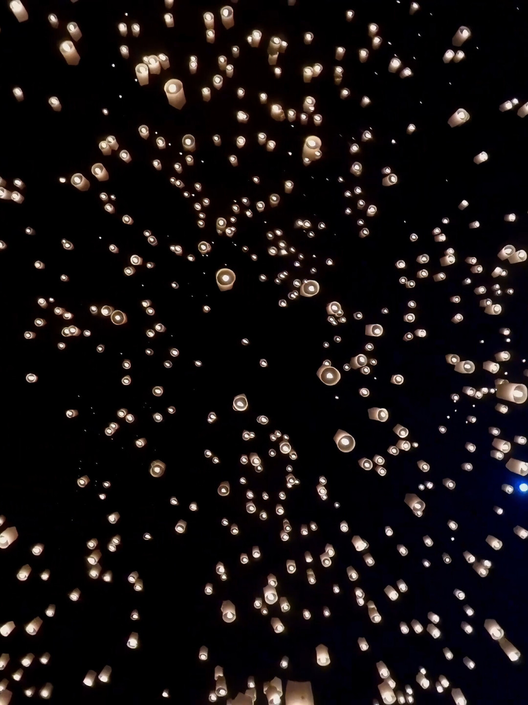 清迈万人天灯节定档11月24-25,今年却有两个场子同时卖票:CAD和Sky of Wishes每档差500-1000泰铢,交钱前把三本账算清