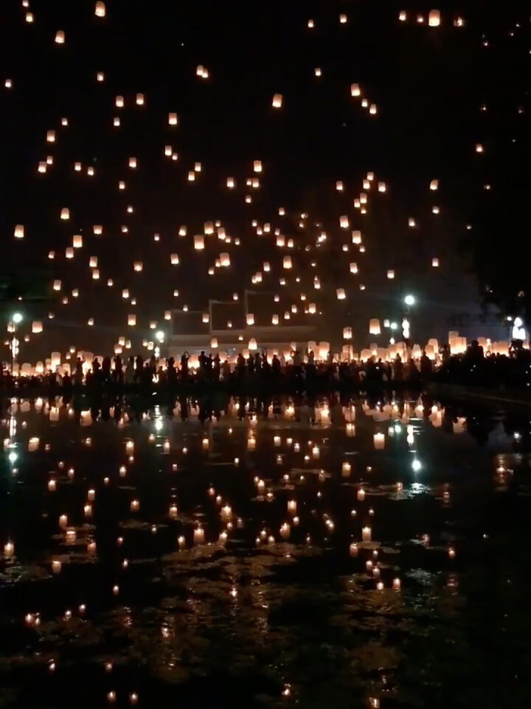 清迈万人天灯节定档11月24-25,今年却有两个场子同时卖票:CAD和Sky of Wishes每档差500-1000泰铢,交钱前把三本账算清