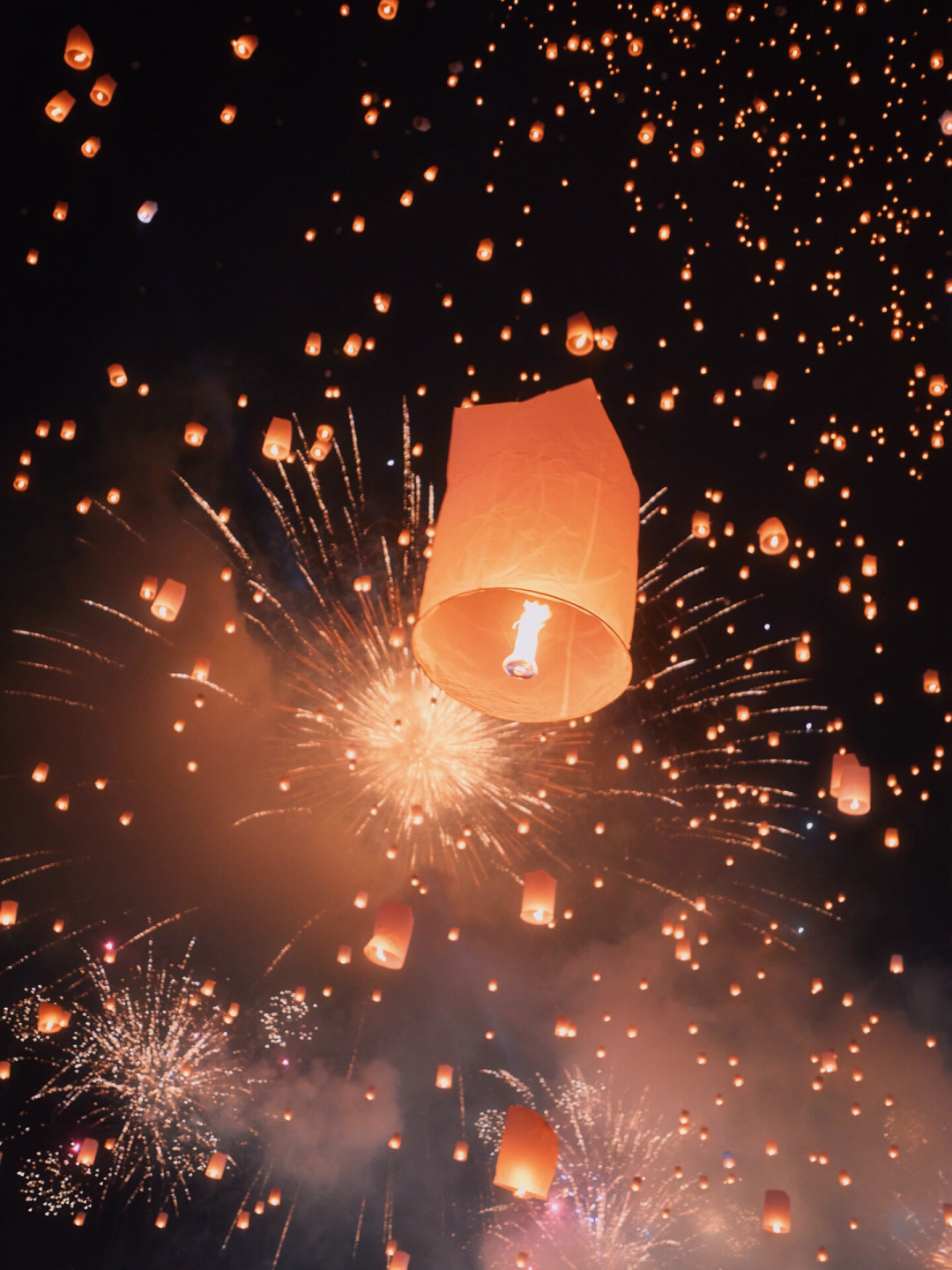 清迈万人天灯节定档11月24-25,今年却有两个场子同时卖票:CAD和Sky of Wishes每档差500-1000泰铢,交钱前把三本账算清