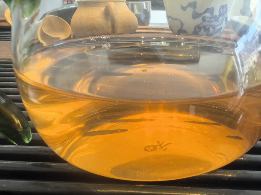跌了92%,跌到567元一饼:大益洞天福地终于进了茶杯,同批的群峰之上还卡在62万/提