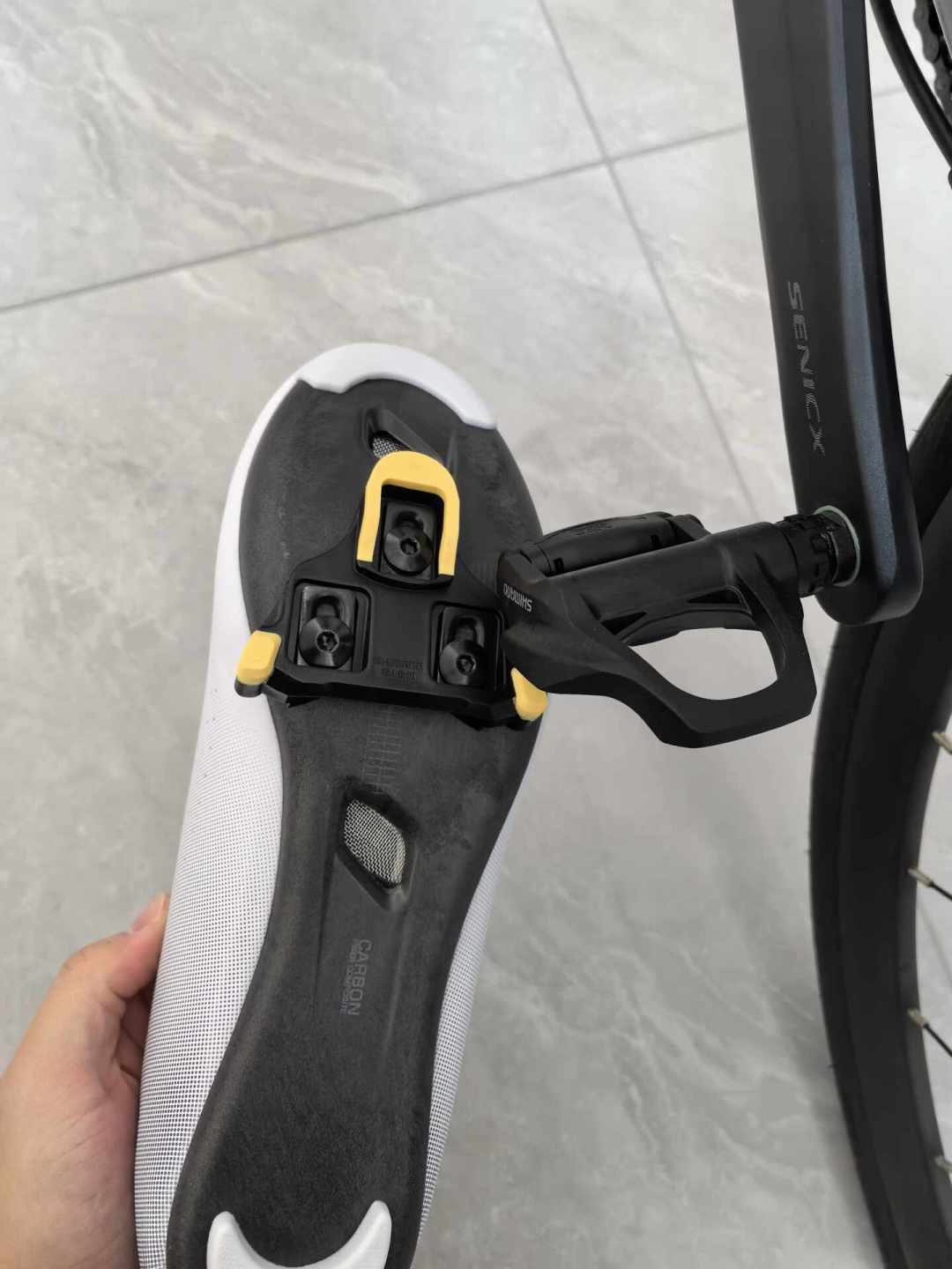 公路车的尽头是锁鞋?翻完小红书、知乎和B站几百条评论:上锁的三笔账,零速摔只是最不可怕的