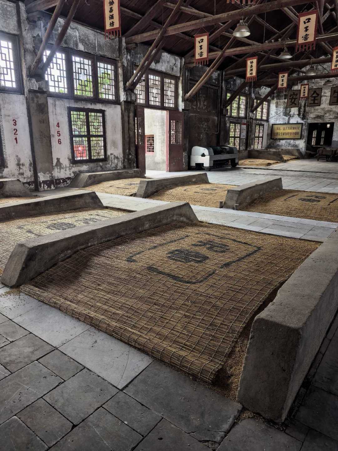 “兼香老大”对决“高端兼香第一品牌”：翻完全网，白云边和口子窖到底差在哪