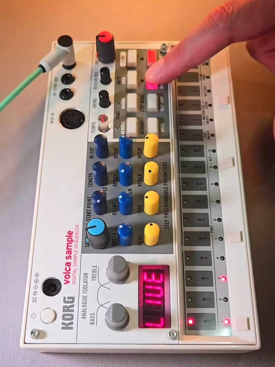 很多人的第一台硬件合成器,最后成了角落里的吃灰神器:KORG volca 系列怎么选、怎么买、怎么玩不后悔