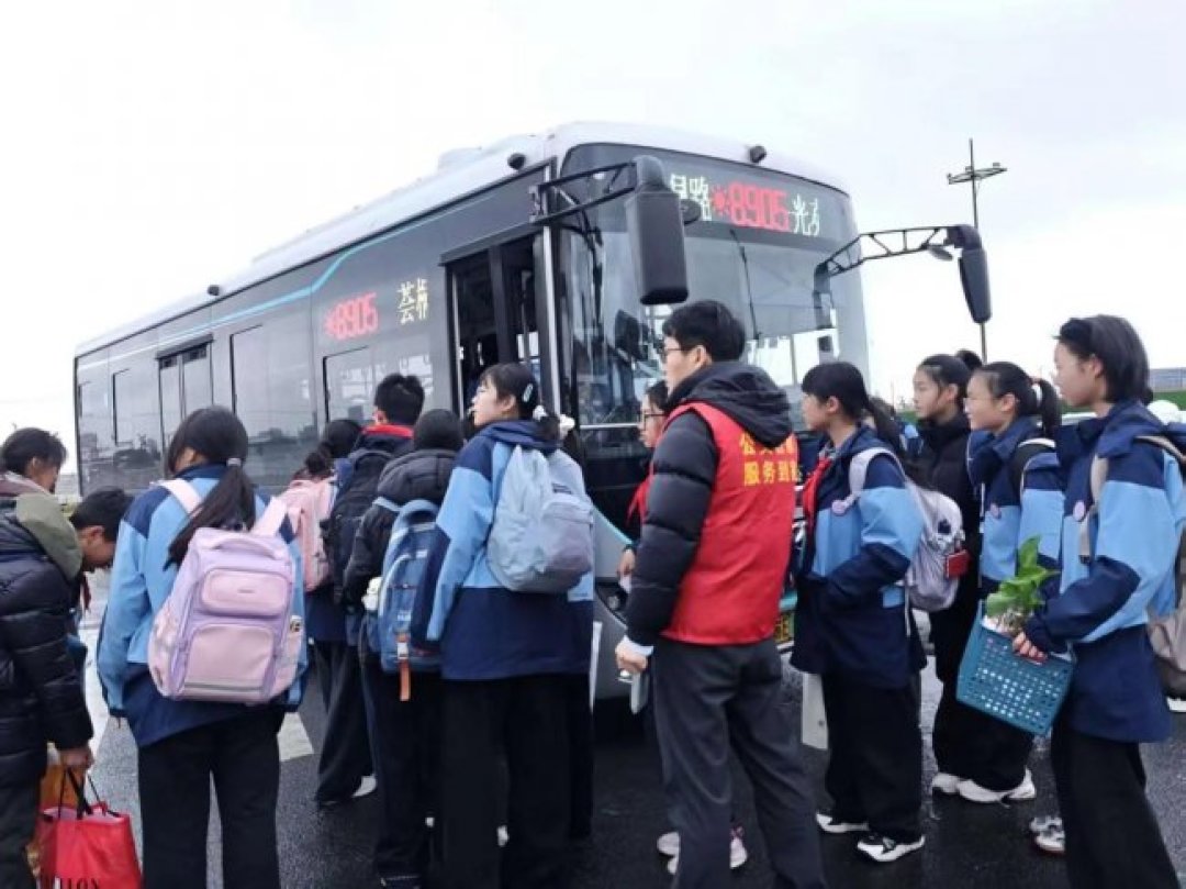 开学还有4天,通学专线密集上线:接娃出门前,先搞清楚校门口的“直罚区”和“10分钟宽限”