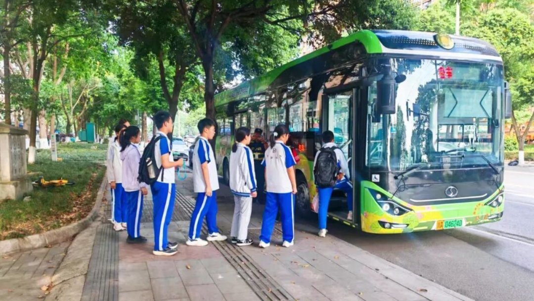 开学还有4天,通学专线密集上线:接娃出门前,先搞清楚校门口的“直罚区”和“10分钟宽限”