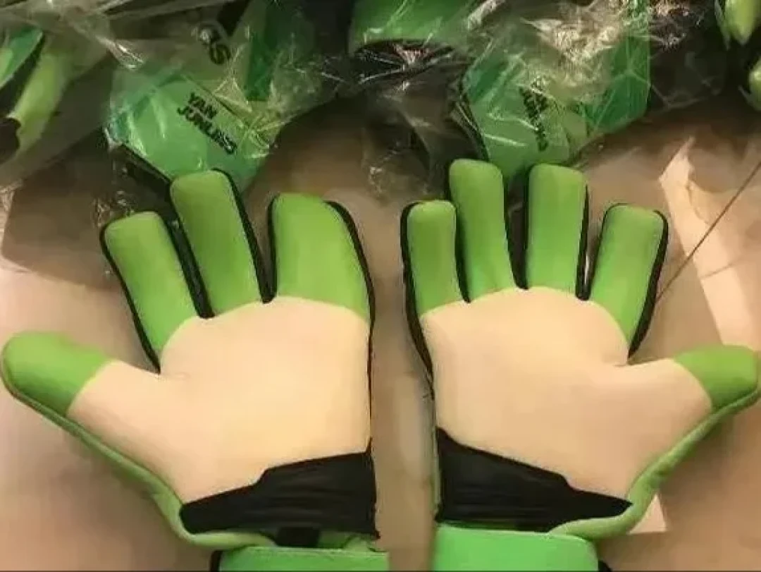 三个月废一副手套,还越贵越娇气?翻完158期测评和几十条磨损帖,业余门将的钱怎么花清楚了