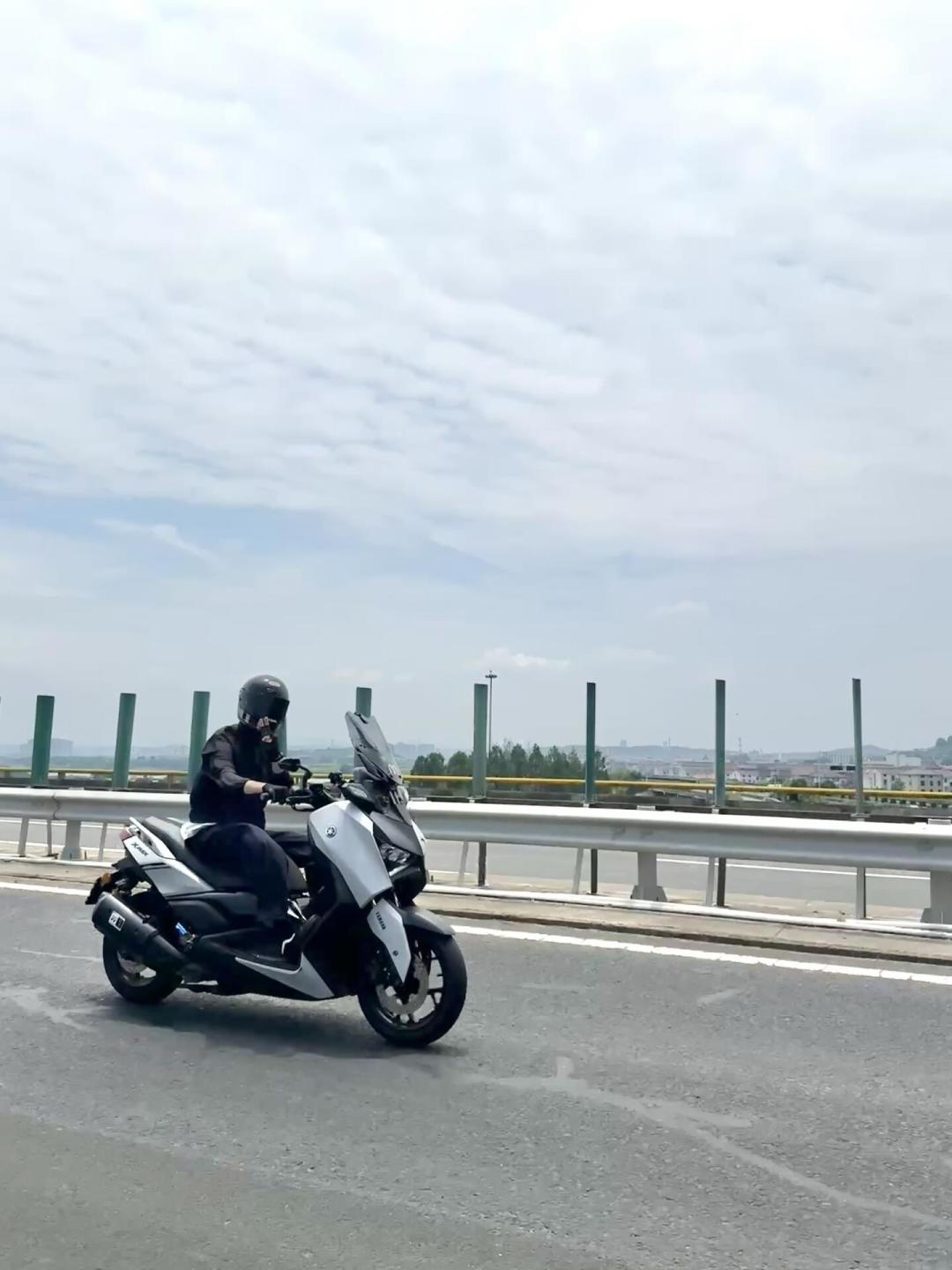 11级阵风把摩旅队伍困在新疆:翻完摩友的