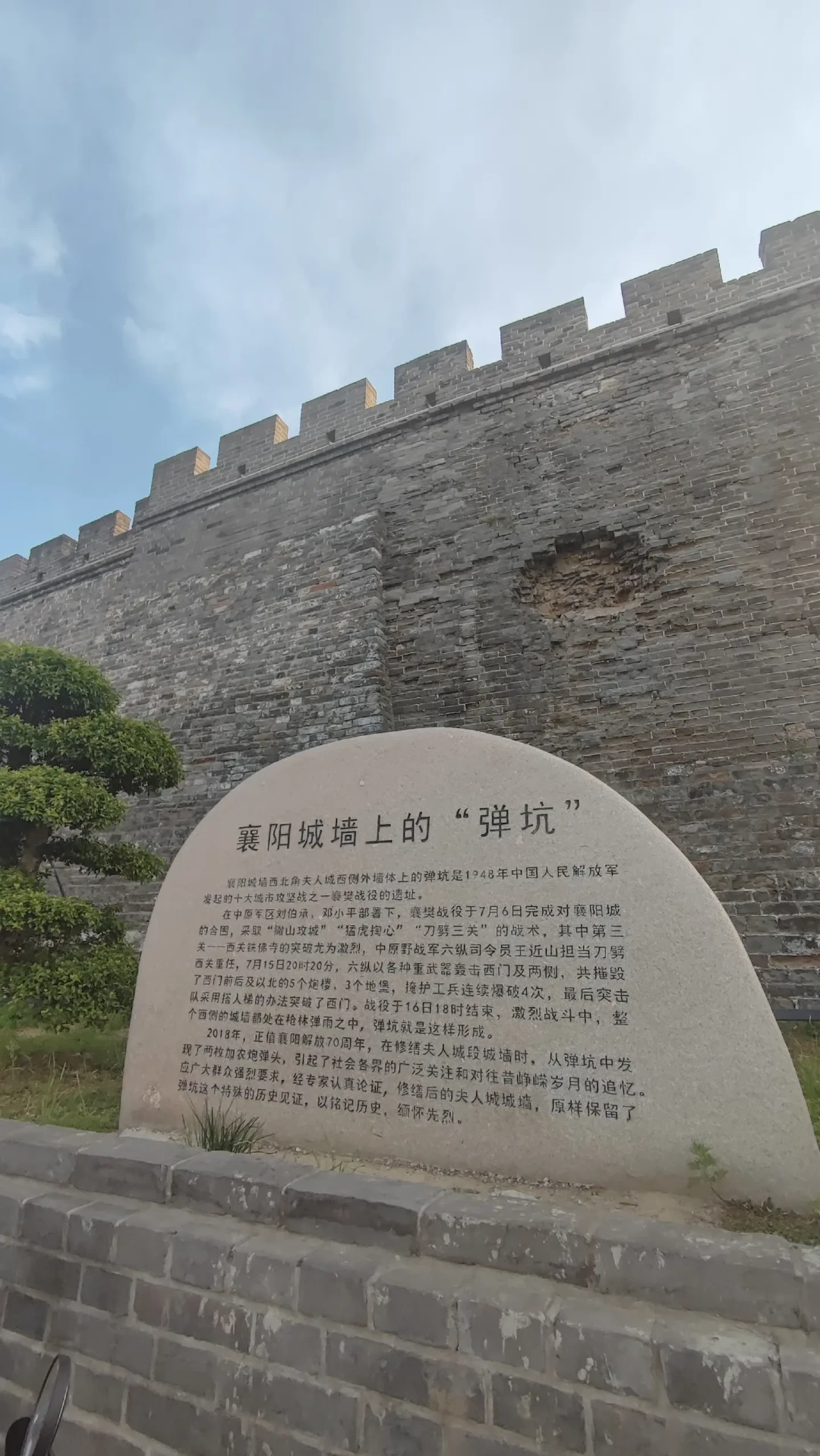 襄阳街头立起郭靖黄蓉铜像,神雕党去朝圣值不值?真遗迹、免费城墙和半日路线一次说清