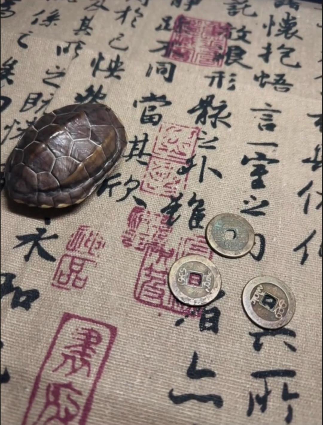 起卦必须用真古董铜钱吗？有人非乾隆通宝不可，也有人随手一枚一元硬币——我把全网争议、价格档位和避坑清单都理出来了