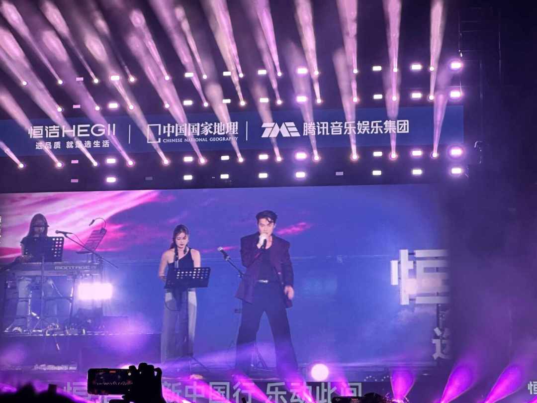88块的票,2.3万人的合唱:吴克群的2026比顶流还忙